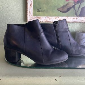 Extra wide ankle booties Easy Spirit 8.5